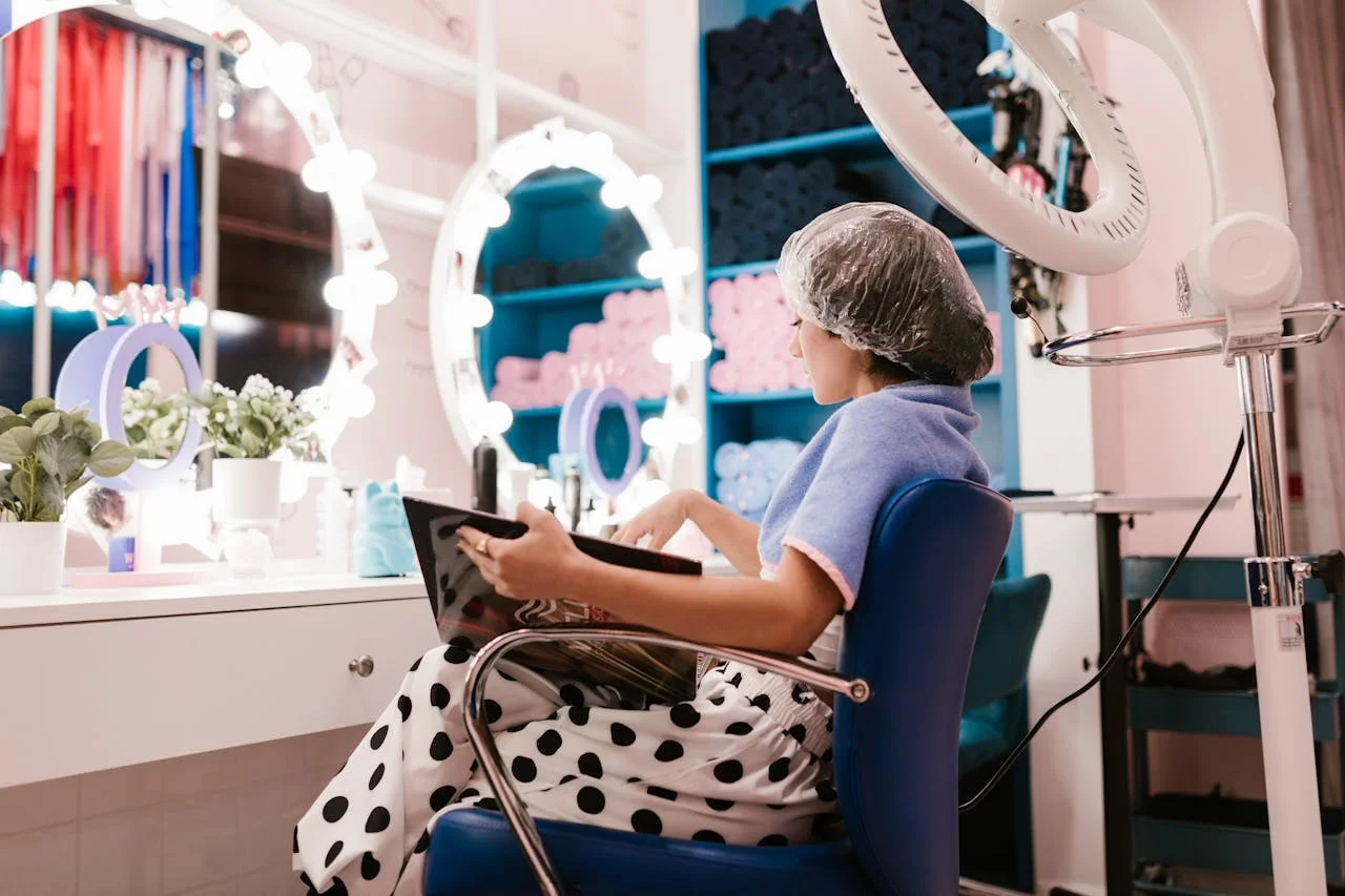 Cliente consultant une réservation beauté sur Bookelya